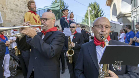 Desfile de la comparsa de gigantes y paellada popular en el tercer día de las fiestas de Zizur