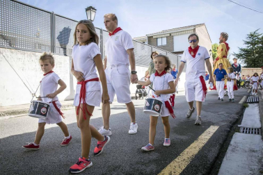 Desfile de la comparsa de gigantes y paellada popular en el tercer día de las fiestas de Zizur