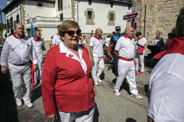 Desfile de la comparsa de gigantes y paellada popular en el tercer día de las fiestas de Zizur