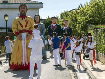 Desfile de la comparsa de gigantes y paellada popular en el tercer día de las fiestas de Zizur