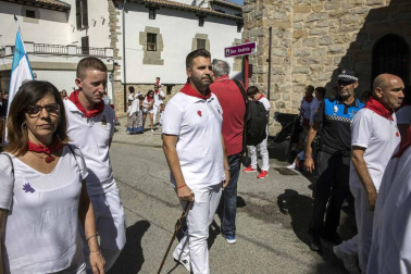 Desfile de la comparsa de gigantes y paellada popular en el tercer día de las fiestas de Zizur