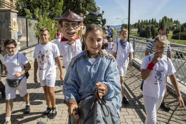 Desfile de la comparsa de gigantes y paellada popular en el tercer día de las fiestas de Zizur