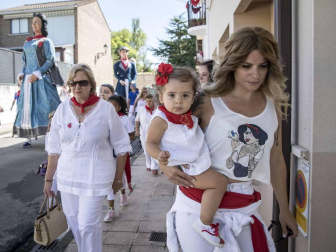 Desfile de la comparsa de gigantes y paellada popular en el tercer día de las fiestas de Zizur
