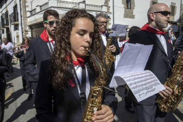 Desfile de la comparsa de gigantes y paellada popular en el tercer día de las fiestas de Zizur