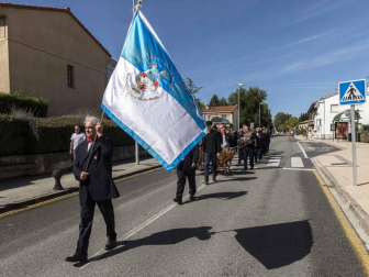 Desfile de la comparsa de gigantes y paellada popular en el tercer día de las fiestas de Zizur
