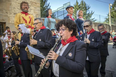 Desfile de la comparsa de gigantes y paellada popular en el tercer día de las fiestas de Zizur