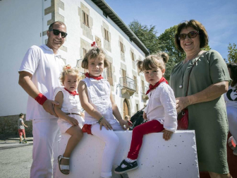 Desfile de la comparsa de gigantes y paellada popular en el tercer día de las fiestas de Zizur