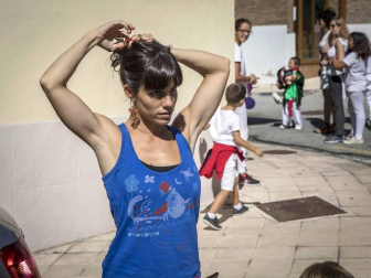 Desfile de la comparsa de gigantes y paellada popular en el tercer día de las fiestas de Zizur