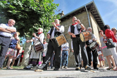 Alsasua celebró el día grande de sus fiestas con una misa, almuerzo y bailes al son del txistu