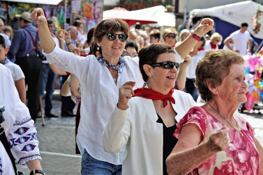 Alsasua celebró el día grande de sus fiestas con una misa, almuerzo y bailes al son del txistu