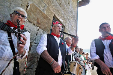 Alsasua celebró el día grande de sus fiestas con una misa, almuerzo y bailes al son del txistu