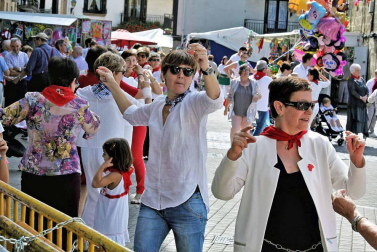Alsasua celebró el día grande de sus fiestas con una misa, almuerzo y bailes al son del txistu