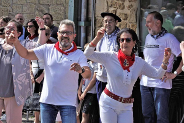 Alsasua celebró el día grande de sus fiestas con una misa, almuerzo y bailes al son del txistu