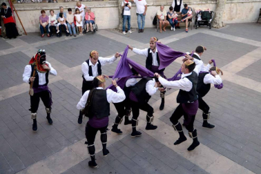 Encierro, música, danzas, aniversario y despedida en el sábado de fiestas de Sangüesa