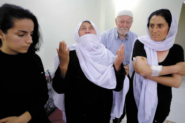 Madrugada del 25 de julio. El estado islámico se infiltra en siete aldeas de sweida (sur de siria) y pasa a cuchillo y fuego a sus habitantes. También secuestran a 30 personas, mujeres y niños. Dos logran escapar. Días después del  genocidio, un periodista de diario de navarra viajó a sweida y entrevistó a estas dos mujeres y a otras víctimas. El secuestro continúa en algún lugar del desierto sirio