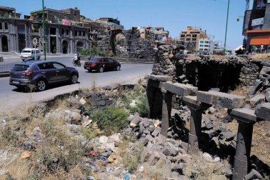 Madrugada del 25 de julio. El estado islámico se infiltra en siete aldeas de sweida (sur de siria) y pasa a cuchillo y fuego a sus habitantes. También secuestran a 30 personas, mujeres y niños. Dos logran escapar. Días después del  genocidio, un periodista de diario de navarra viajó a sweida y entrevistó a estas dos mujeres y a otras víctimas. El secuestro continúa en algún lugar del desierto sirio
