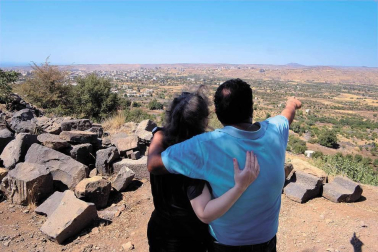 Madrugada del 25 de julio. El estado islámico se infiltra en siete aldeas de sweida (sur de siria) y pasa a cuchillo y fuego a sus habitantes. También secuestran a 30 personas, mujeres y niños. Dos logran escapar. Días después del  genocidio, un periodista de diario de navarra viajó a sweida y entrevistó a estas dos mujeres y a otras víctimas. El secuestro continúa en algún lugar del desierto sirio