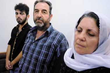 Madrugada del 25 de julio. El estado islámico se infiltra en siete aldeas de sweida (sur de siria) y pasa a cuchillo y fuego a sus habitantes. También secuestran a 30 personas, mujeres y niños. Dos logran escapar. Días después del  genocidio, un periodista de diario de navarra viajó a sweida y entrevistó a estas dos mujeres y a otras víctimas. El secuestro continúa en algún lugar del desierto sirio