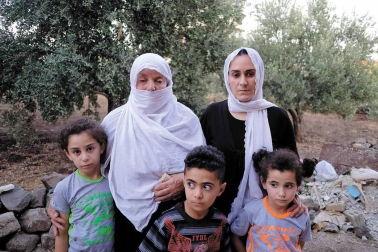 Madrugada del 25 de julio. El estado islámico se infiltra en siete aldeas de sweida (sur de siria) y pasa a cuchillo y fuego a sus habitantes. También secuestran a 30 personas, mujeres y niños. Dos logran escapar. Días después del  genocidio, un periodista de diario de navarra viajó a sweida y entrevistó a estas dos mujeres y a otras víctimas. El secuestro continúa en algún lugar del desierto sirio