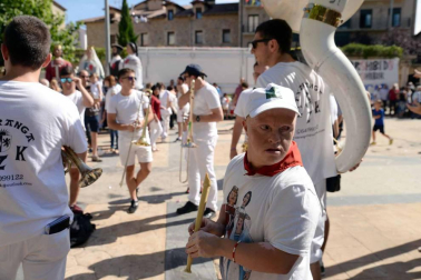 La Asociación Munduko Argia protagonizó el chupinazo de Huarte