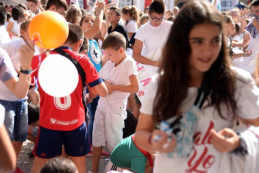 La Asociación Munduko Argia protagonizó el chupinazo de Huarte