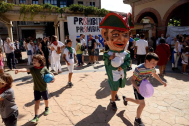La Asociación Munduko Argia protagonizó el chupinazo de Huarte