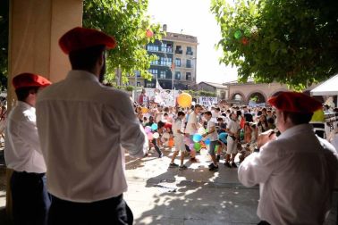 La Asociación Munduko Argia protagonizó el chupinazo de Huarte