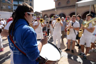 La Asociación Munduko Argia protagonizó el chupinazo de Huarte