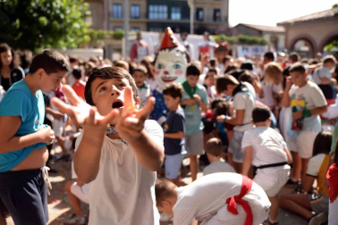 La Asociación Munduko Argia protagonizó el chupinazo de Huarte