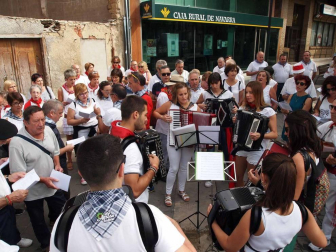 Encierro, música, danzas, aniversario y despedida en el sábado de fiestas de Sangüesa