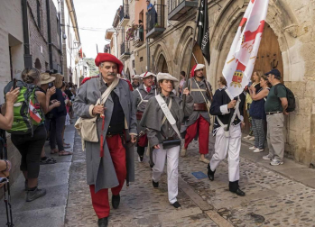El centro urbano y el parque de Los Llanos fueron los escenarios de una puesta en escena con 200 figurantes