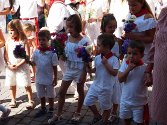 El domingo de fiestas estuvo dedicado a los niños. Sangüesa dio la bienvenida a los nacidos en el último año y hubo ofrenda floral al patrón