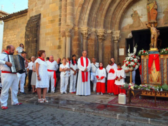 El domingo de fiestas estuvo dedicado a los niños. Sangüesa dio la bienvenida a los nacidos en el último año y hubo ofrenda floral al patrón