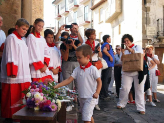 El domingo de fiestas estuvo dedicado a los niños. Sangüesa dio la bienvenida a los nacidos en el último año y hubo ofrenda floral al patrón
