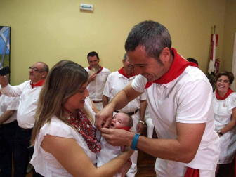 El domingo de fiestas estuvo dedicado a los niños. Sangüesa dio la bienvenida a los nacidos en el último año y hubo ofrenda floral al patrón