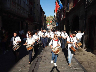 El domingo de fiestas estuvo dedicado a los niños. Sangüesa dio la bienvenida a los nacidos en el último año y hubo ofrenda floral al patrón