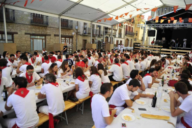 La juventud de Olite encara la recta final de las fiestas con una comida popular