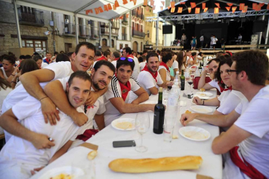 La juventud de Olite encara la recta final de las fiestas con una comida popular