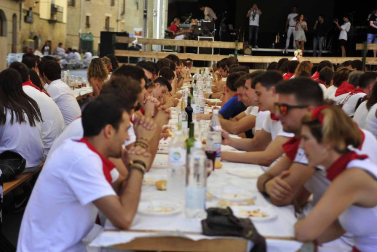 La juventud de Olite encara la recta final de las fiestas con una comida popular