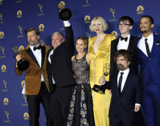 'Juego de Tronos' extendió su imperio televisivo en los Emmy, en los que se llevó el premio a la mejor serie dramática, mientras que 'The Marvelous Mrs. Maisel' arrasó con su primera temporada en los apartados de comedia de los galardones más importantes de la pequeña pantalla.