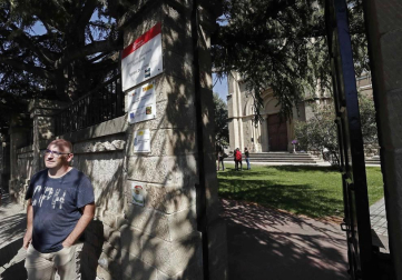 Luto en la localidad navarra por la muerte de tres miembros de una familia en una reyerta y concentración de repulsa en la plaza del Ayuntamiento de la localidad.