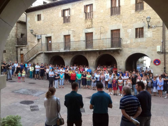Luto en la localidad navarra por la muerte de tres miembros de una familia en una reyerta y concentración de repulsa en la plaza del Ayuntamiento de la localidad.