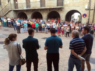 Luto en la localidad navarra por la muerte de tres miembros de una familia en una reyerta y concentración de repulsa en la plaza del Ayuntamiento de la localidad.