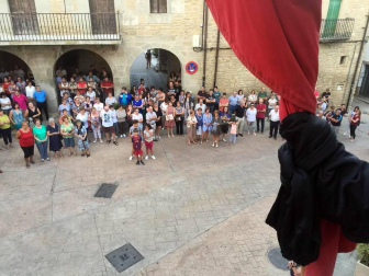 Luto en la localidad navarra por la muerte de tres miembros de una familia en una reyerta y concentración de repulsa en la plaza del Ayuntamiento de la localidad.
