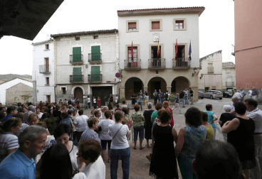Luto en la localidad navarra por la muerte de tres miembros de una familia en una reyerta y concentración de repulsa en la plaza del Ayuntamiento de la localidad.
