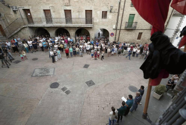 Luto en la localidad navarra por la muerte de tres miembros de una familia en una reyerta y concentración de repulsa en la plaza del Ayuntamiento de la localidad.