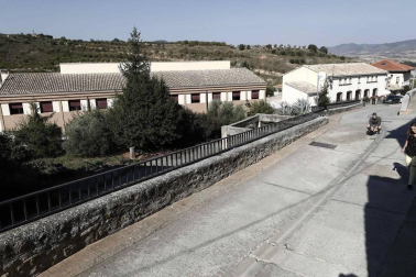 Luto en la localidad navarra por la muerte de tres miembros de una familia en una reyerta y concentración de repulsa en la plaza del Ayuntamiento de la localidad.