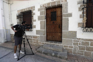 Luto en la localidad navarra por la muerte de tres miembros de una familia en una reyerta y concentración de repulsa en la plaza del Ayuntamiento de la localidad.