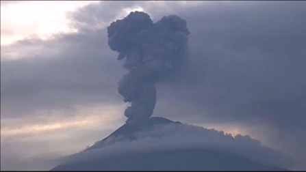 El volcán Popocatepetl erupciona y genera una nube de tres kilómetros de altura