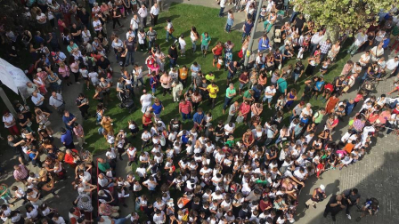 Los más pequeños han sido los encargados de lanzar los cohetes que han dado inicio a las fiestas de San Fermín Txikito 2018.